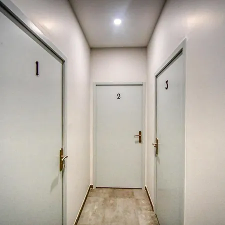 Le Felix 2, Entierement Equipe Et Amenage Pour Accueillir Confortablement 2 Personnes, Proche De La Gare De Sur L'avenue Felix Viallet
