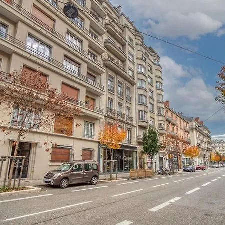 Le Felix 2, Entierement Equipe Et Amenage Pour Accueillir Confortablement 2 Personnes, Proche De La Gare De Sur L'avenue Felix Viallet